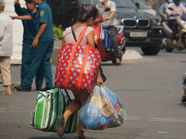 Lũ lượt khuân hành lý rời chung cư Carina Plaza