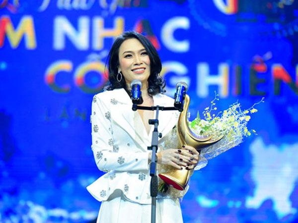 Mỹ Tâm và cách hành xử 'chẳng giống ai' tại lễ trao giải Cống hiến