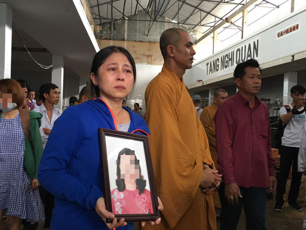 Quặn lòng chứng kiến cảnh người thân nhận thi thể nữ Bí thư phường Nguyễn Thái Bình về chùa an táng