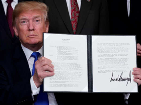 Trump ký biên bản ghi nhớ áp thuế nhập khẩu hàng Trung Quốc