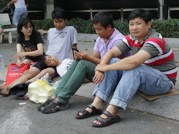 Vụ cháy kinh hoàng ở chung cư Carina: Người dân ấm lòng nhận thức ăn, quần áo miễn phí