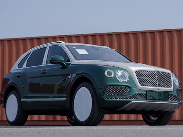 Xe siêu sang Bentley Bentayga màu lạ về Việt Nam