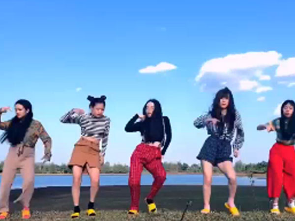 Gái trẻ nhảy 'cực lầy' hit Mình cưới nhau đi gây sốt