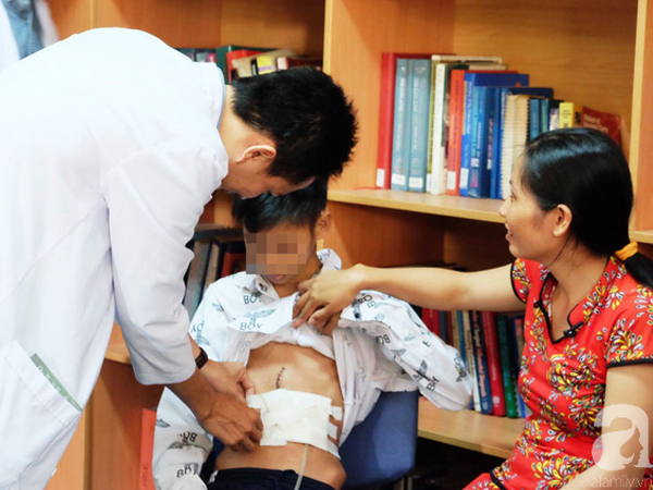 Uống nhầm hóa chất đóng tàu, cậu học sinh lớp 10 hỏng dạ dày hoàn toàn