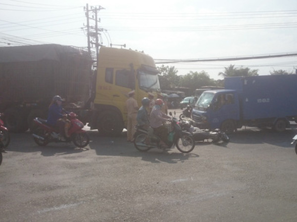 5 xe va chạm giữa ngã ba, 5 người trọng thương