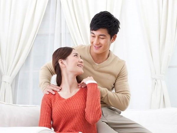 Đàn ông, có những cử chỉ còn ý nghĩa hơn cả câu nói 'Chồng yêu vợ'