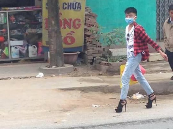 Thanh niên đi giày cao gót tự tin sải bước trên đường bỗng nhiên nổi tiếng trên MXH