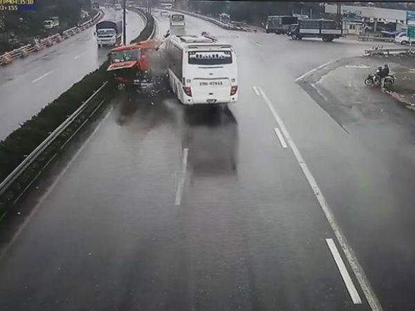 Vụ xe khách đâm xe cứu hỏa trên cao tốc: Tài xế nhờ luật sư trợ giúp