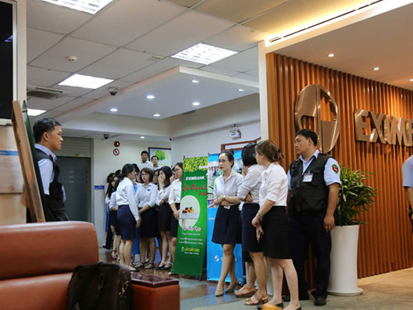 Cảnh sát bất ngờ khám xét Eximbank chi nhánh TP.HCM, bắt 2 người