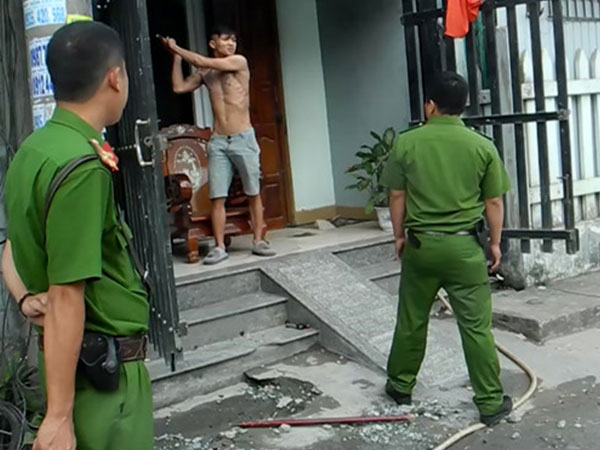 Cảnh sát khống chế nam thanh niên ngáo đá đập phá tài sản gia đình