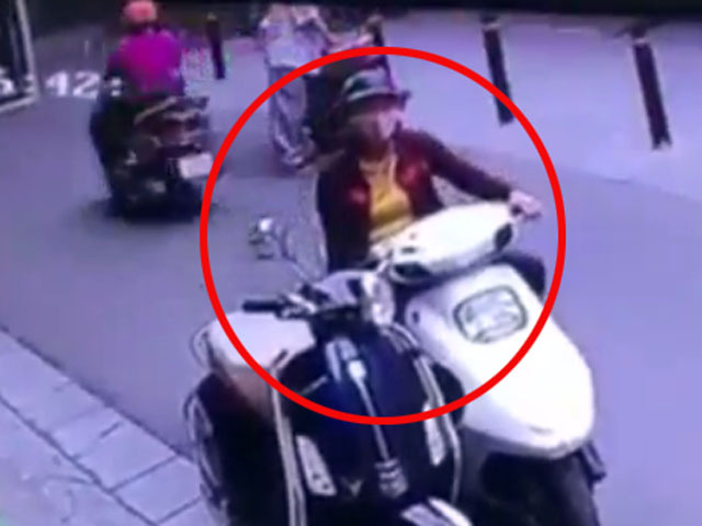 Clip: 2 'nữ quái' dàn cảnh, móc trộm túi xách ngay giữa phố