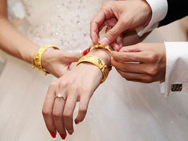 Cô gái trẻ than thở nhà chồng có của ăn của để nhưng không trao vàng trong ngày cưới vì sợ chị dâu tủi thân, muốn đẹp mặt thì tự đi mà mua