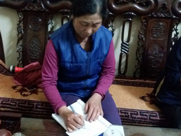 Hà Nội: Mẹ viết đơn xin hộ nghèo cho con gái trong vụ bị chồng tạt axit ngay trước mặt con gái 8 tuổi
