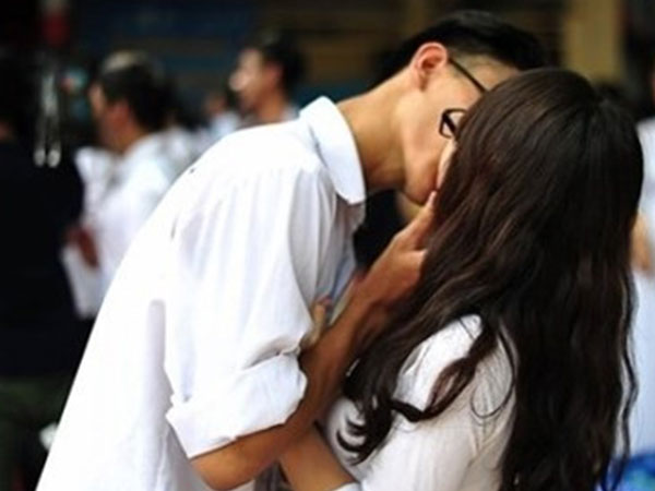 Học sinh giỏi lén lút 'quan hệ', cha mẹ vẫn tưởng con ngoan