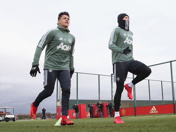 Lý do thật sự Alexis Sanchez ăn một mình ở MU