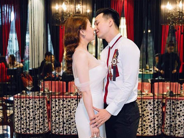 MC Thành Trung tặng vợ túi xách trăm triệu cùng lời chúc ngọt ngào trong ngày sinh nhật