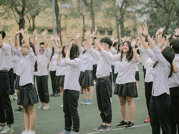 Teen Chu Văn An rạng rỡ ngày xếp chữ chia tay tuổi học trò