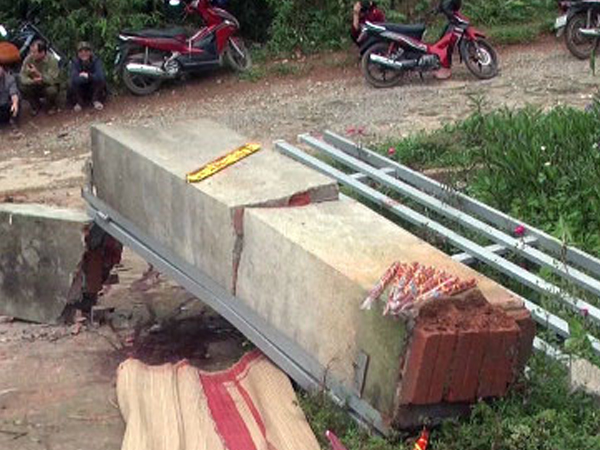 Thương tâm: Cổng trường đè chết bé trai 8 tuổi