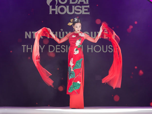 Angela Phương Trinh múa may uyển chuyển với tà áo dài 100 triệu, làm vedette của NTK Thủy Nguyễn