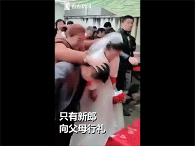 Bất ngờ bị vị khách vô duyên dúi đầu xuống bắt làm lễ, cô dâu òa khóc đòi bỏ về không cưới xin gì nữa