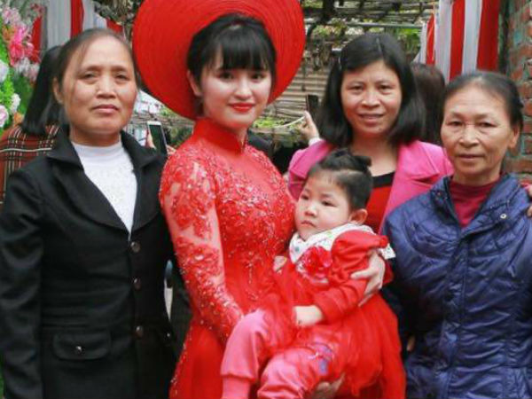 Bé gái Lào Cai suy dinh dưỡng ngày nào nay bụ bẫm trong lễ ăn hỏi của mẹ nuôi