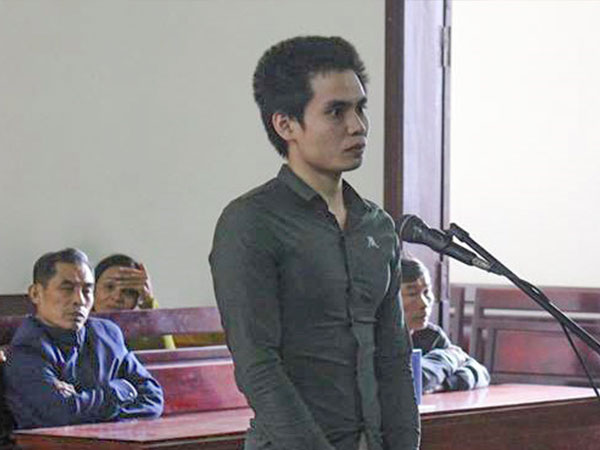 Bị nhắc nhở cầm điện thoại lúc ăn, 9X rút dao đâm chết người