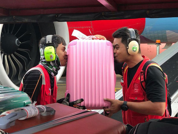 Bị phàn nàn nhiều về việc ném, quăng quật hành lý của khách, nhân viên hàng không chụp hình hôn từng chiếc vali một