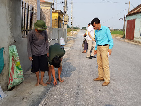 Dân 'tố' đường 5 tỉ đồng thi công ẩu