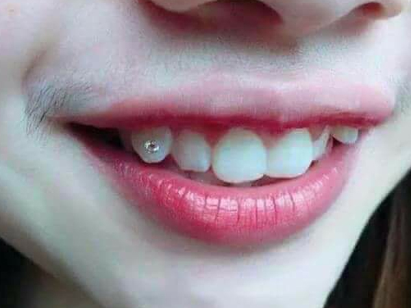 Khoe môi gợi cảm tiện thể khoe luôn ria mép, cô gái khiến cư dân mạng mắt xem ảnh tay nhặt mồm vì cười