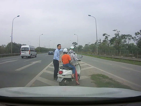 Người phụ nữ run rẩy, khóc lóc trên cao tốc và hành động nhận 'nghìn like' của tài xế ô tô