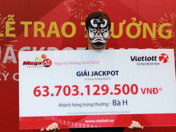 Nữ nhân viên văn phòng tay run run nhận jackpot 64 tỉ của Vietlott