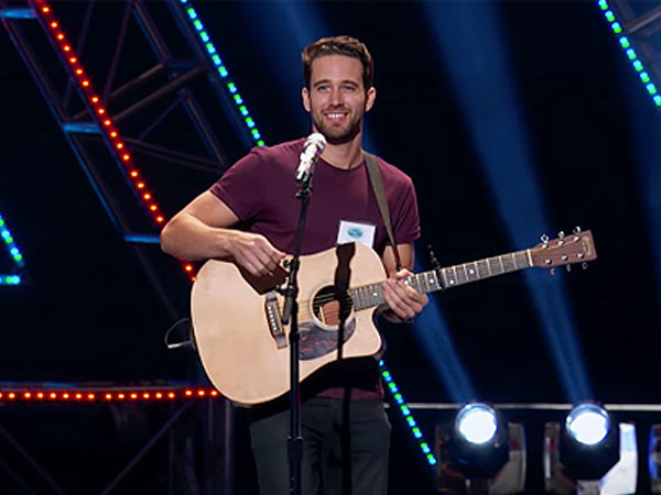 Thí sinh American Idol ngượng khi bị bạn gái và Katy Perry tranh giành
