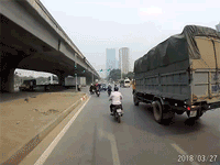 Video: Người đàn ông chạy xe máy 'drift' thẳng vào gầm xe tải rồi thoát chết trong gang tấc