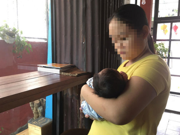 Xót cảnh bé gái 13 tuổi chăm con trai 1 tháng tuổi vì bị hiếp dâm, đau đớn nhìn con đói bụng mà không có tiền mua sữa