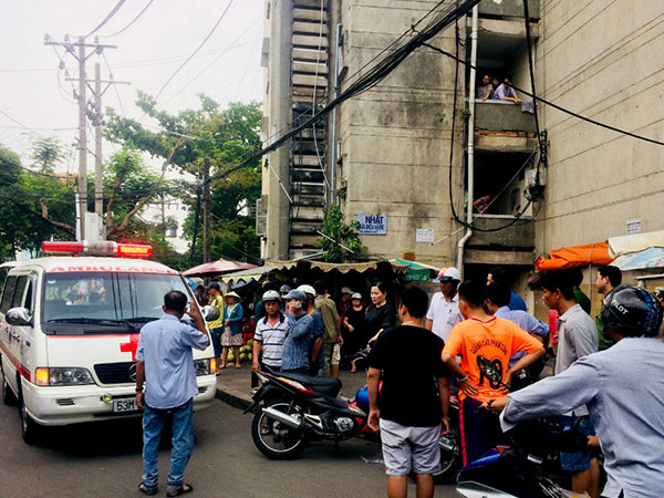 2 người rơi ở chung cư Sài Gòn tử vong