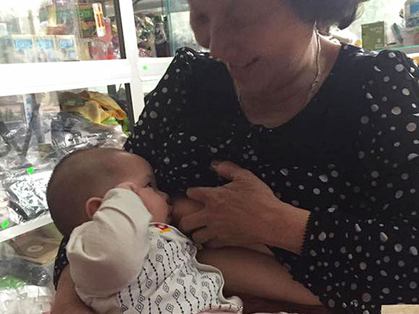 Bà nội cho cháu bú ti, mẹ chụp ảnh đem lên khoe khiến hội chị em tranh cãi nảy lửa