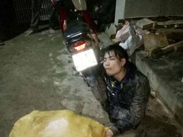 Bắt nhóm thanh niên dùng ớt bột, dây thòng lọng trộm chó