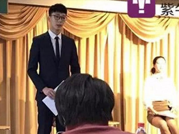 Chàng trai thi tuyển vào trường toàn nữ sinh để tìm bạn gái