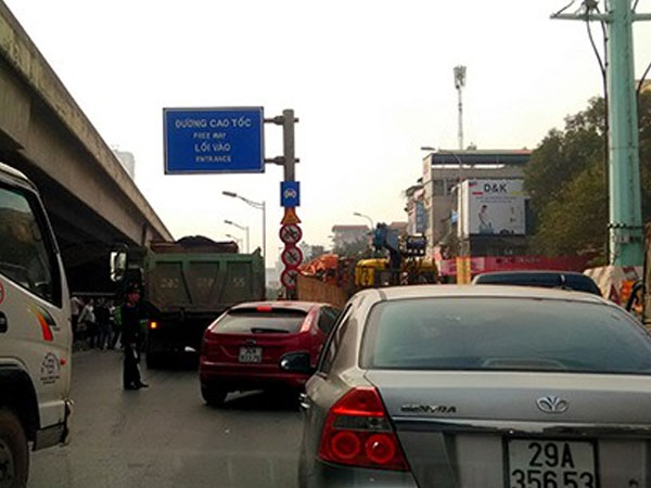 Hà Nội: Xe ben tông xe taxi, đường Nguyễn Xiển ùn tắc nghiêm trọng