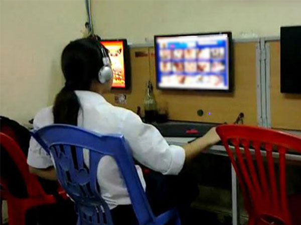 Học sinh lén lút xem phim nóng vì không được dạy kỹ về giới tính