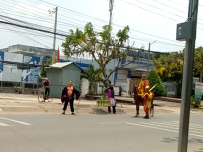 Hot trend 'thầy trò Đường Tăng đi thỉnh kinh' xuất hiện trên phố, đầu tư cả ngựa xịn để diễn cho sâu