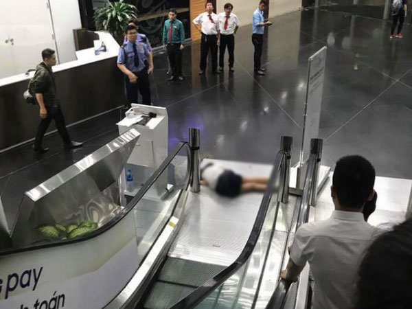 Nữ sinh Sài Gòn tử vong sau khi rơi từ lầu 3 toà nhà Bitexco xuống đất