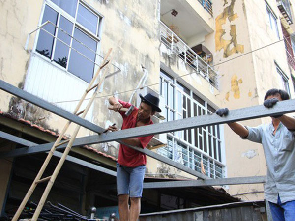 Ồ ạt tháo mái che, rào sắt sau vụ cháy chung cư Carina