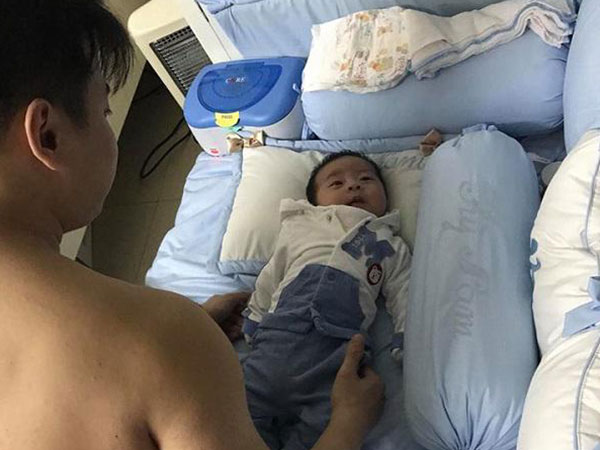 Ông bố khéo chăm con 'hết phần vợ' kể chuyện thay bỉm, tắm bé khiến chị em chào thua