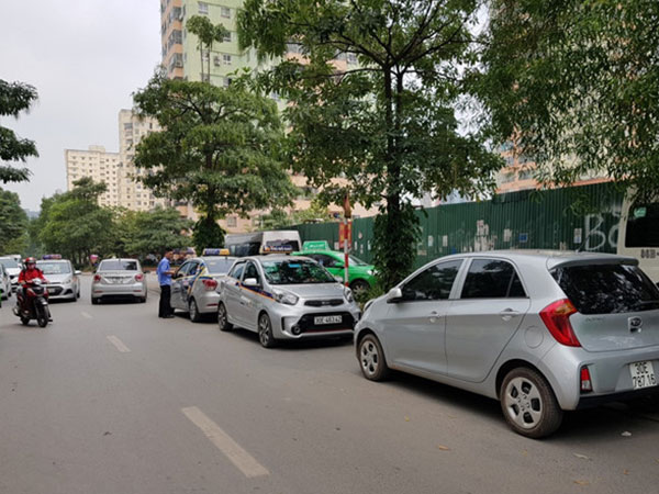 Tài xế Uber: Người tính bán xe bỏ nghề, người chờ Grab tăng giá cước