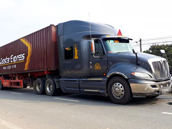 Va chạm với xe đầu kéo, cụ ông 80 tuổi tử vong tại chỗ