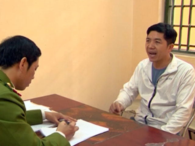 Video: Cận mặt người chồng máu lạnh tạt axít vào đầu vợ