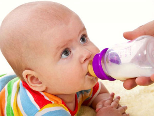 Cách xử trí khi bé bị sặc sữa lên mũi