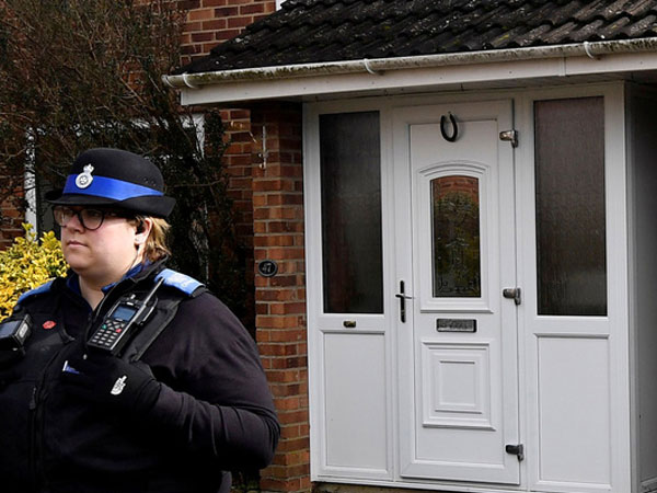 Cha con điệp viên Skripal bị đầu độc trước cửa nhà