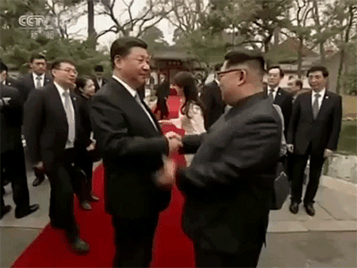 Chuyện lạ ở thượng đỉnh Trung-Triều: Ông Kim chăm chú ghi chép, ông Tập mỉm cười gật đầu